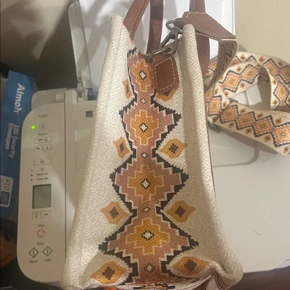 Wrangler Women's Tote w/ Dusty Bag! with Geometric Design - Tan and Cream - Picture 7 of 11